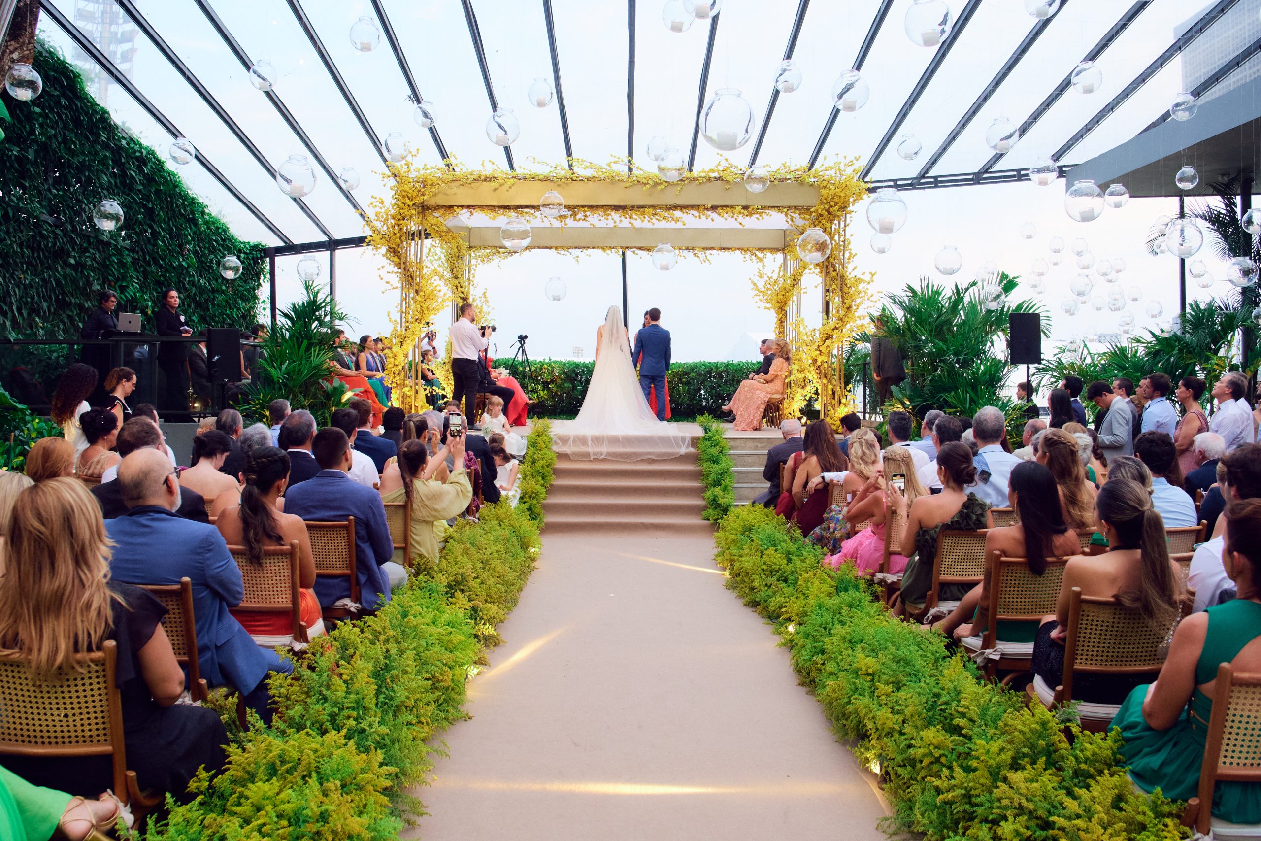 Casal no altar se preparando para a cerimônia | Foto: Doisramos