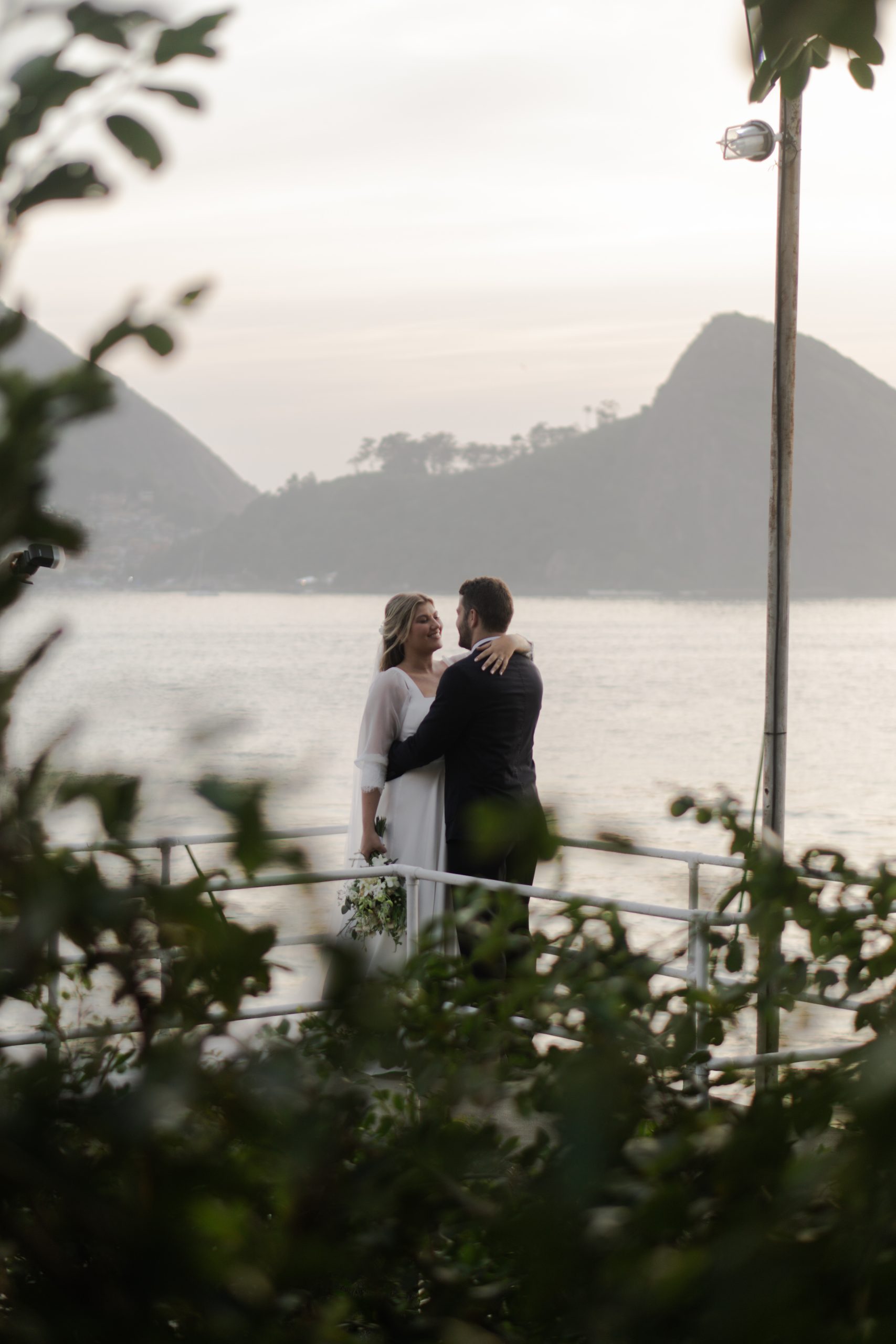 Casal se abraçando na beira do mar | Foto: Acervo Urso Praddo