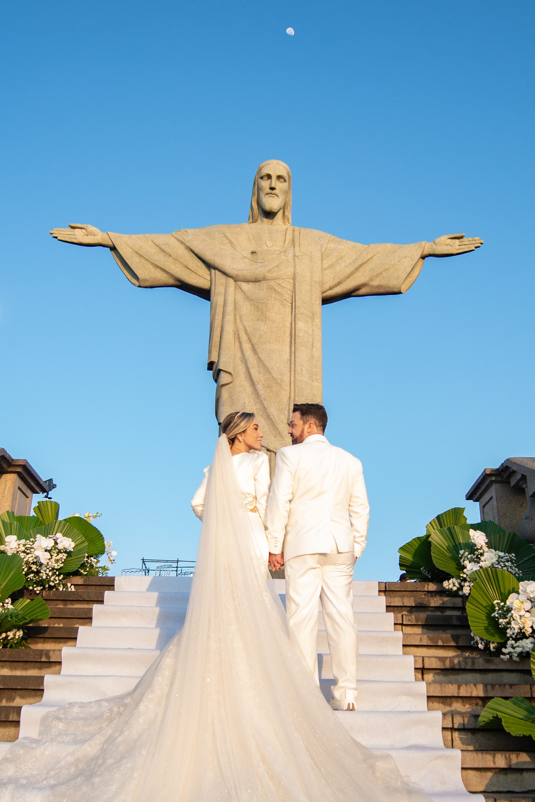 Noivos aos pés do Cristo Redentor | Foto: Marina Fava Fotografia