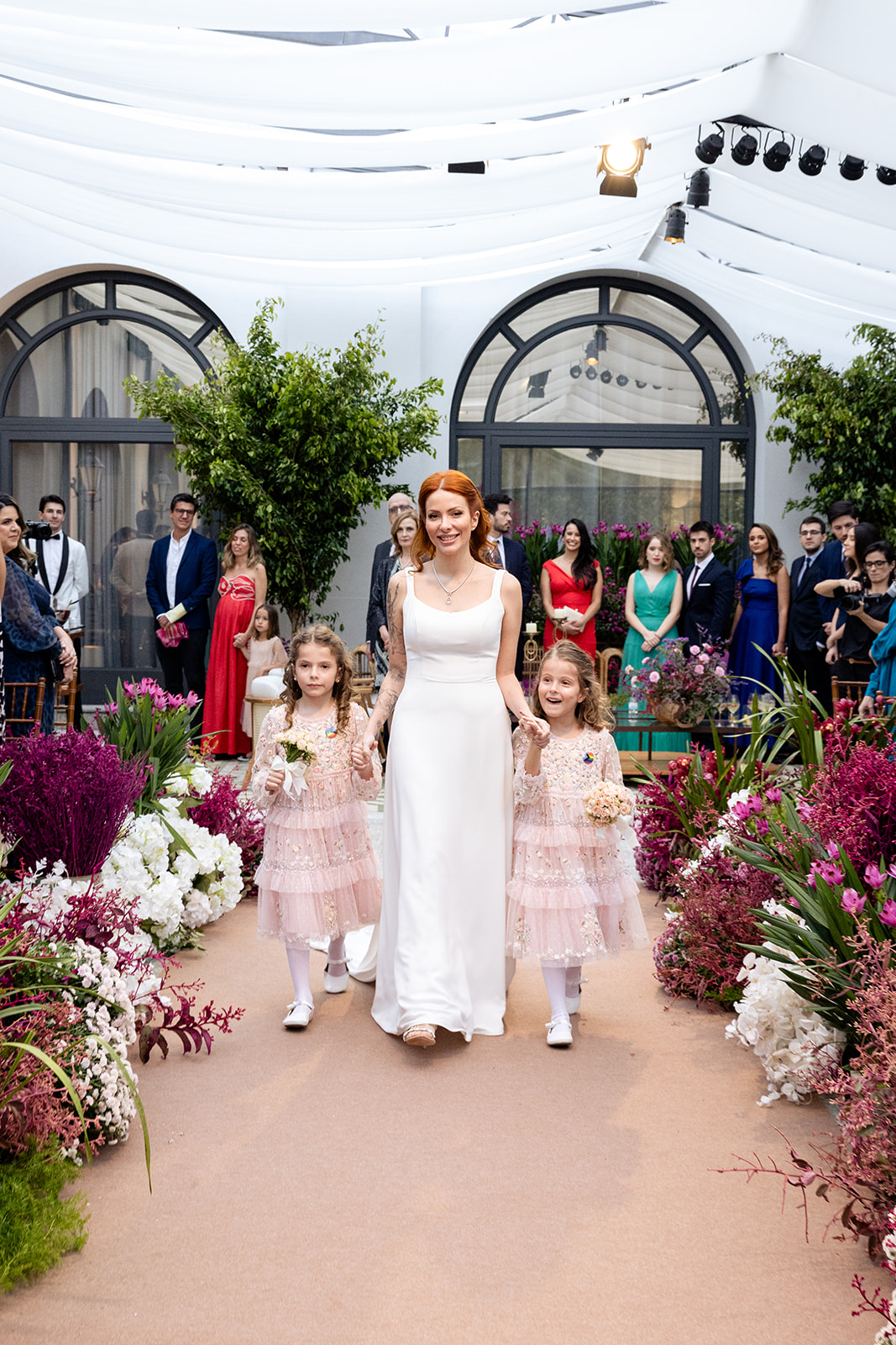 Entrada da noiva Juliana na cerimônia de casamento ao lado das filhas de Mariana | Foto: Anna Quast e Rick Arruda Fotografia 