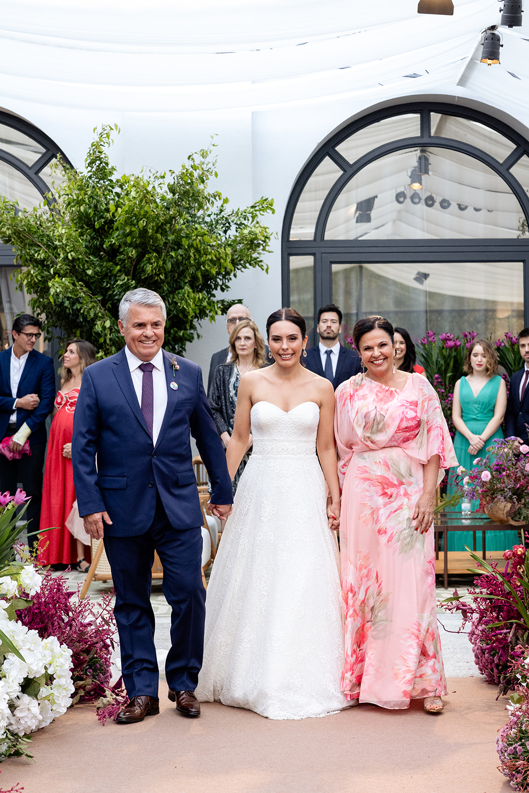 Entrada da noiva Mariana na cerimônia de casamento ao lado dos pais | Foto: Anna Quast e Rick Arruda Fotografia 