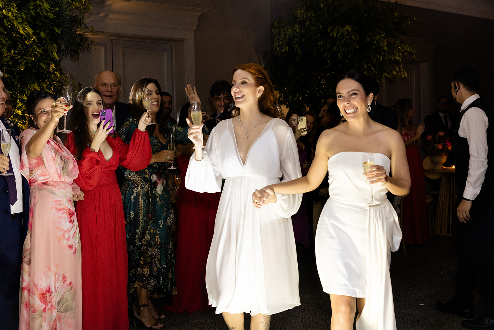 Entrada das noivas na festa de casamento | Foto: Anna Quast e Rick Arruda Fotografia