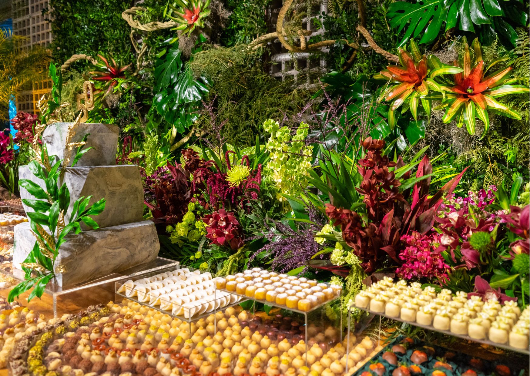 Flores de Marcelo Reis em decoração feita por Iris Durán