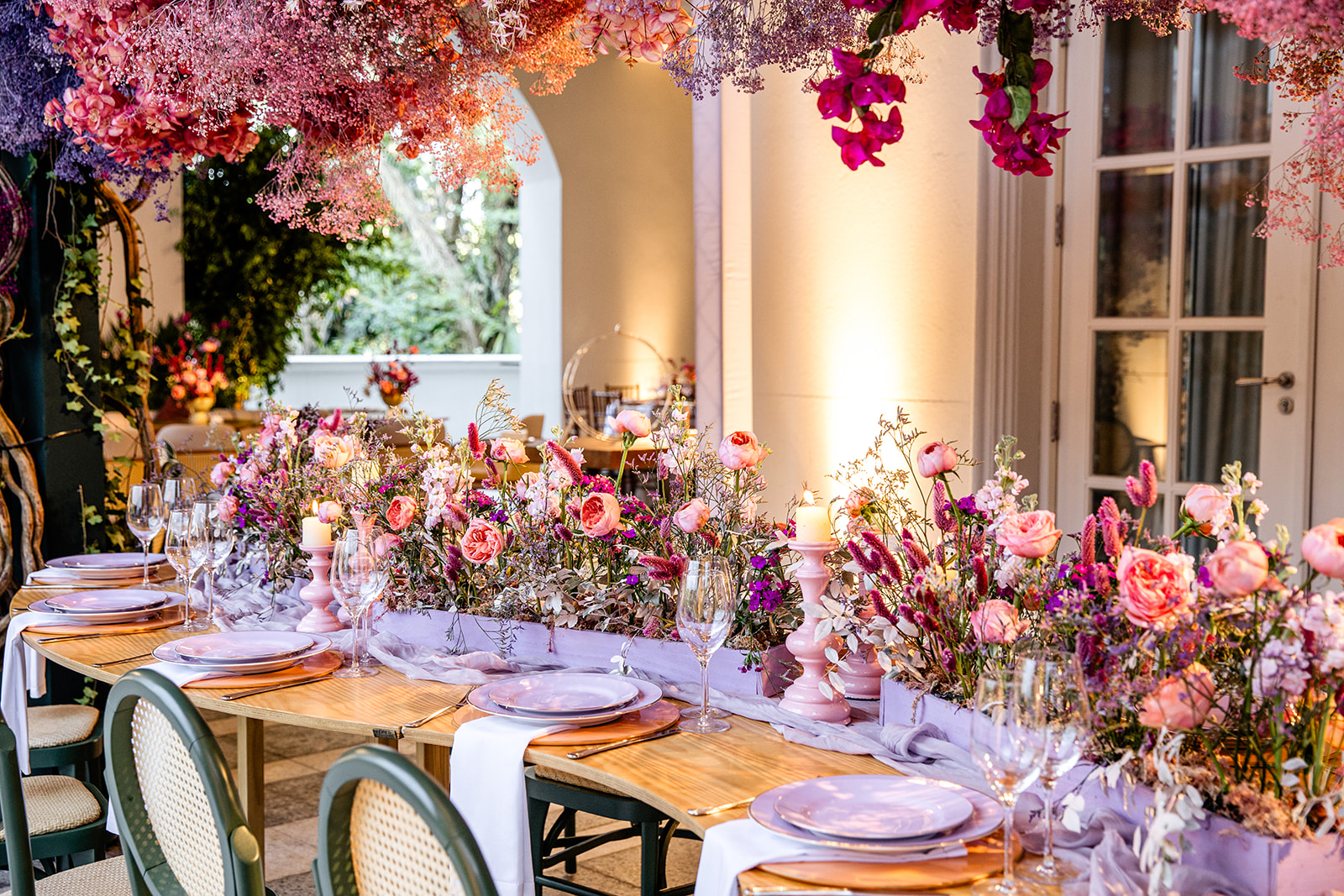 Mesa comunitária para recepção de convidados para casamento | Foto: Anna Quast e Rick Arruda Fotografia 