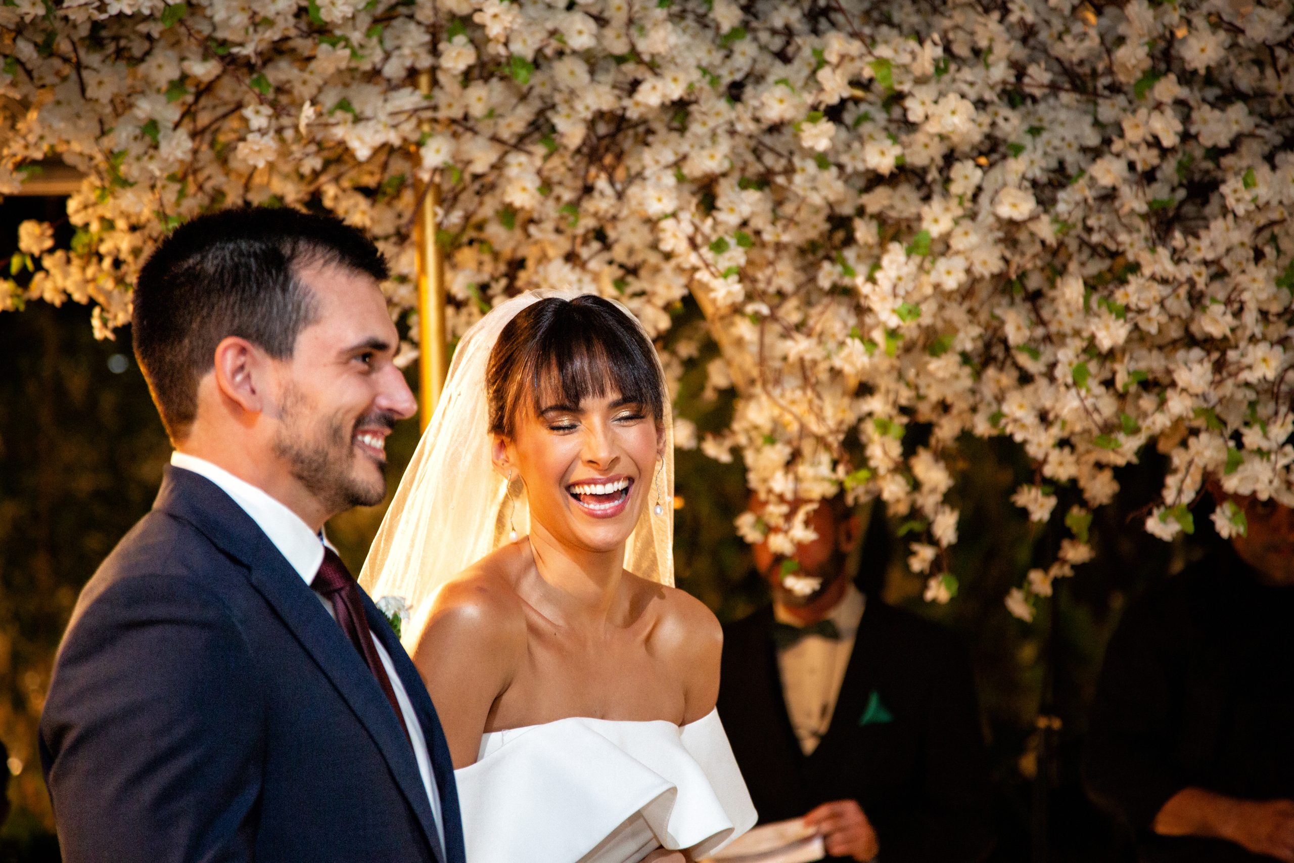 Noivos Bernardo e Barbara no altar sorrindo durante a cerimônia | Foto: Flavia Flavius 