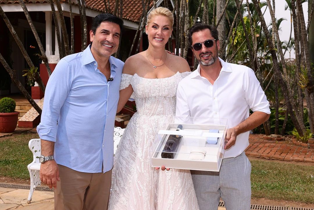 Ana Hickmann e Edu Guedes ao lado do padrinho  | Fotos: Brazil News