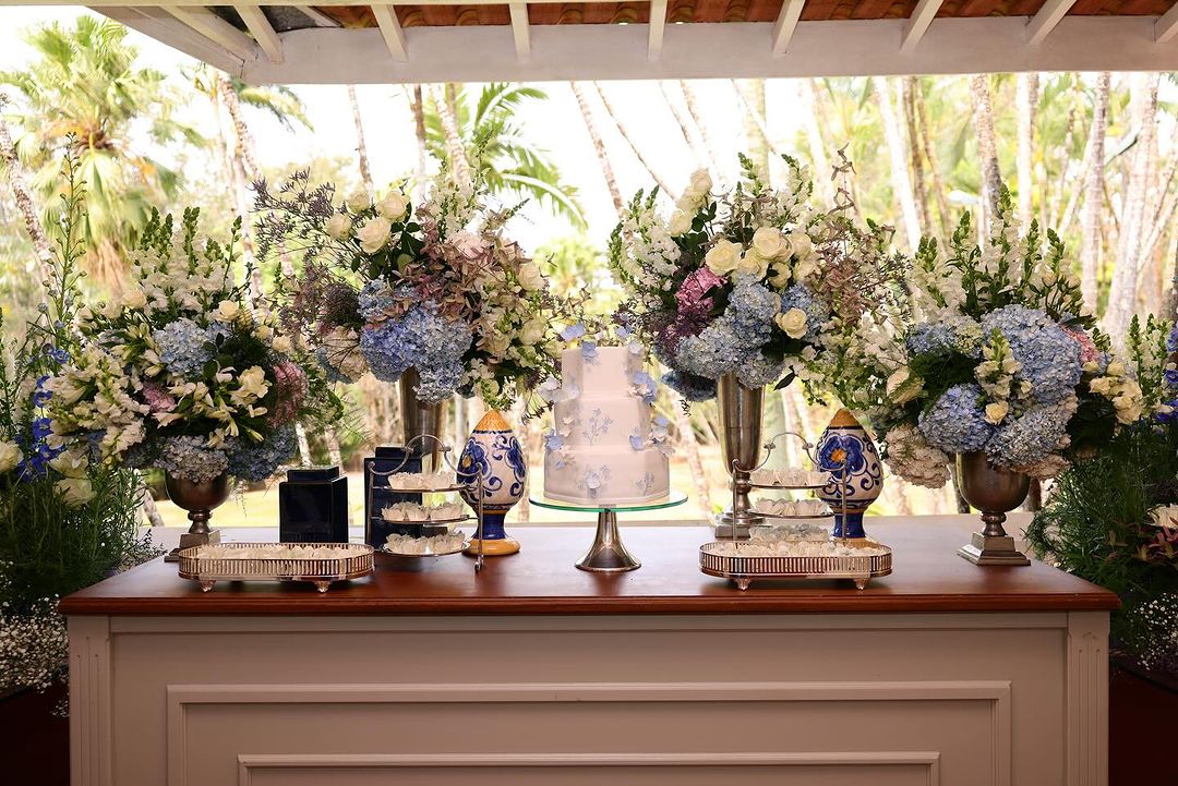 Decoração da mesa do bolo para o noivado de Ana Hickmann e Edu Guedes | Fotos: Brazil News