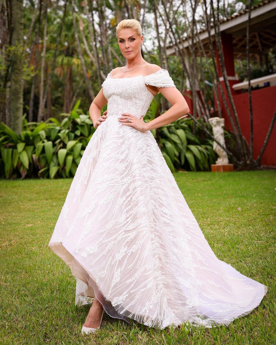 Vestido de noivado Ana Hickmann | Fotos: Brazil News