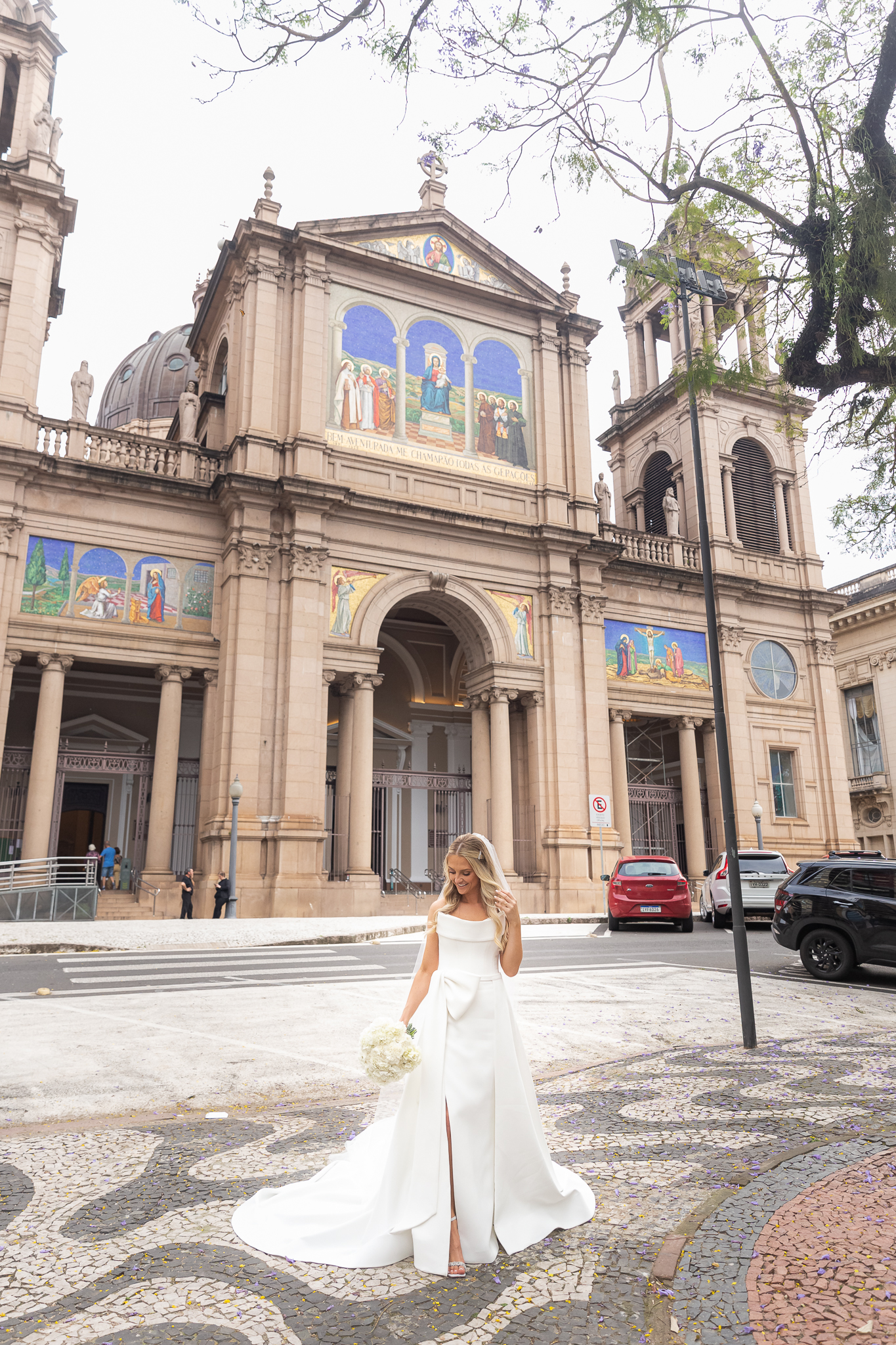 Noiva em frente a igreja | foto Rodrigo e Cassiana