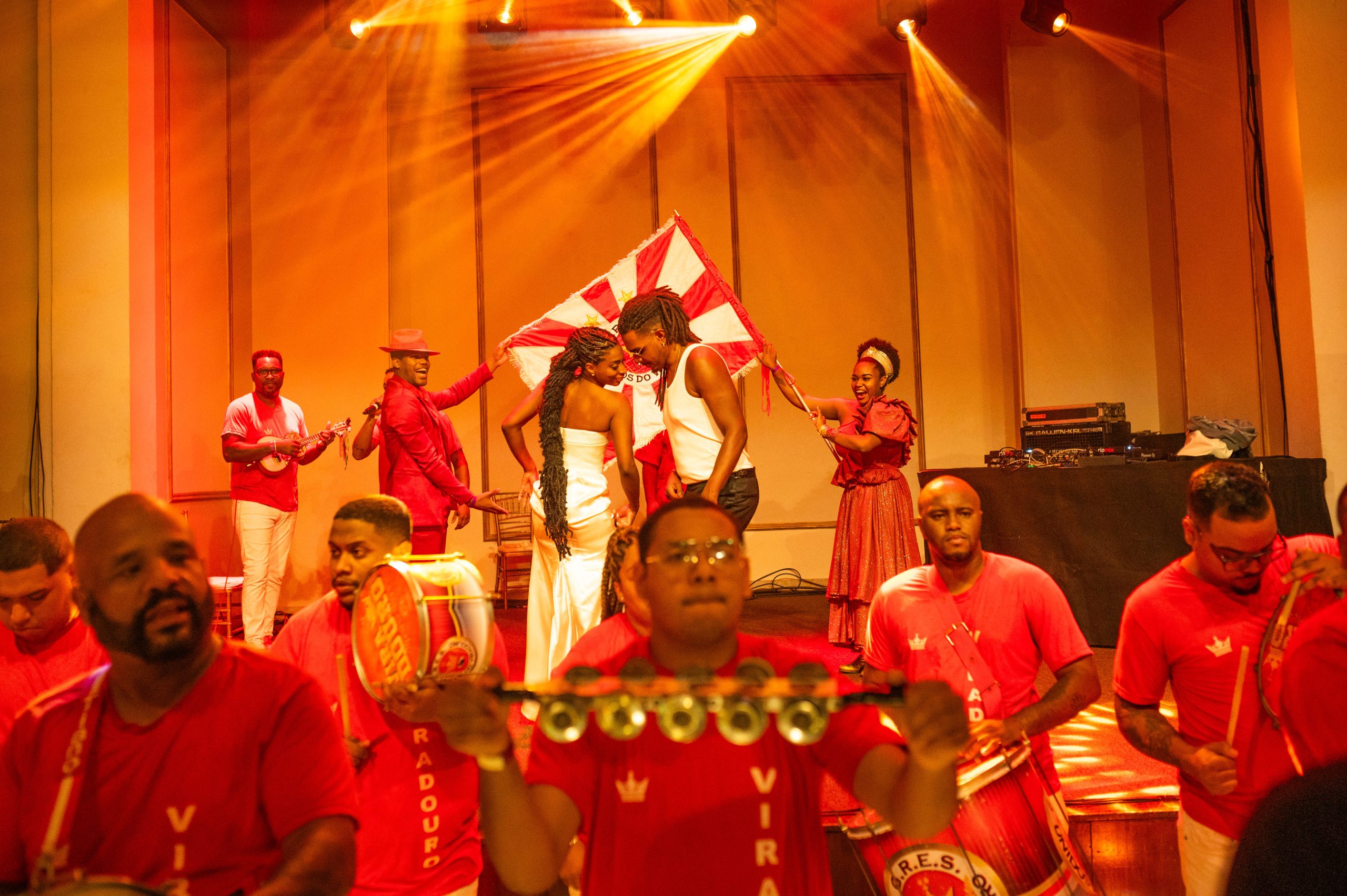 Pista de dança com bateria da viradoura | foto Renan Oliveira