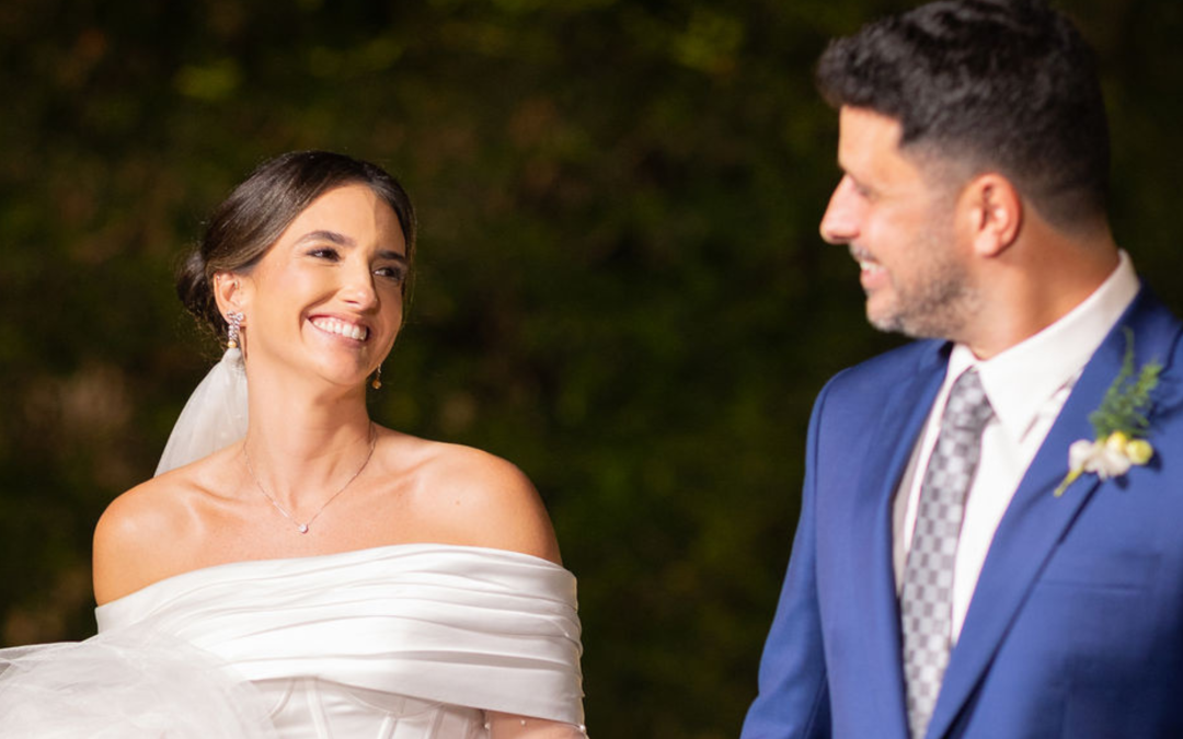 Casamento Clássico: Uma profusão de flores e arranjos aéreos encantadores transformaram o Espaço Lamartine