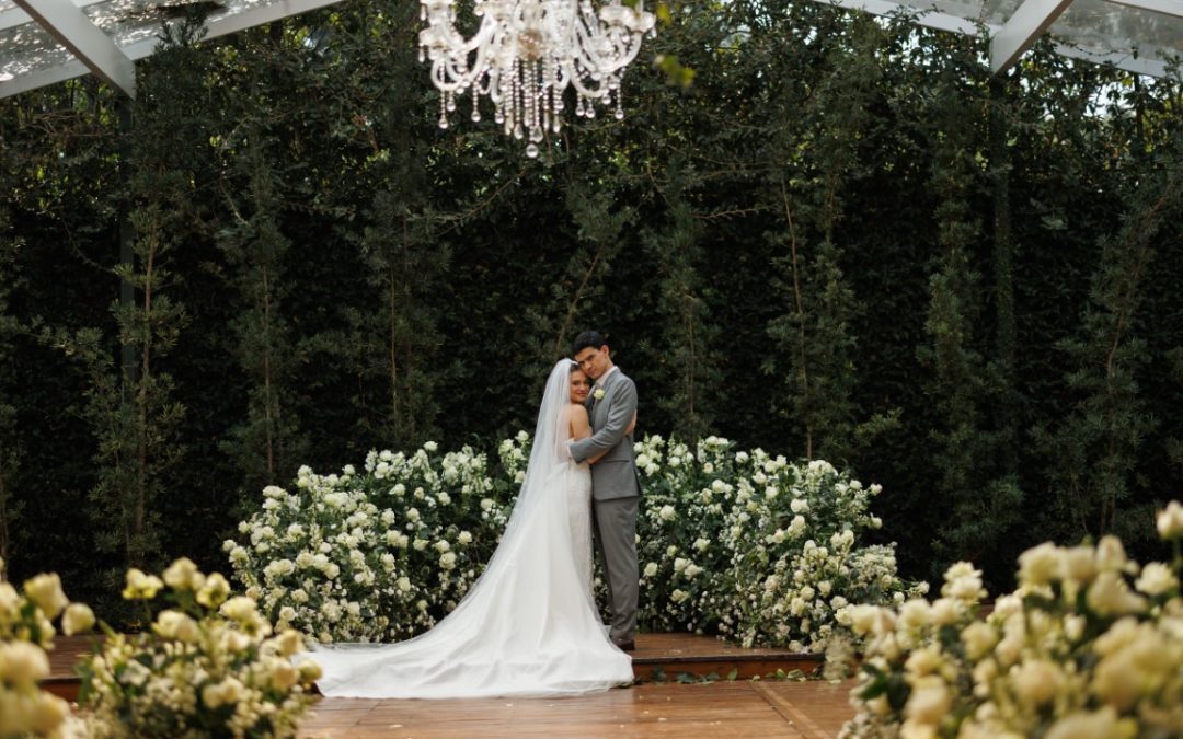 Paleta em verde e branco + profusão floral para dar vida a um casamento clássico e atemporal