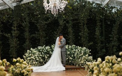 Paleta em verde e branco + profusão floral para dar vida a um casamento clássico e atemporal