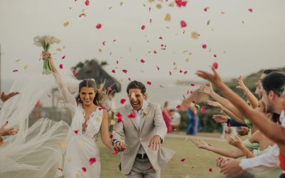 Tropicalismo, axé e muito amor: os detalhes de um destination wedding em Trancoso para ninguém colocar defeito!