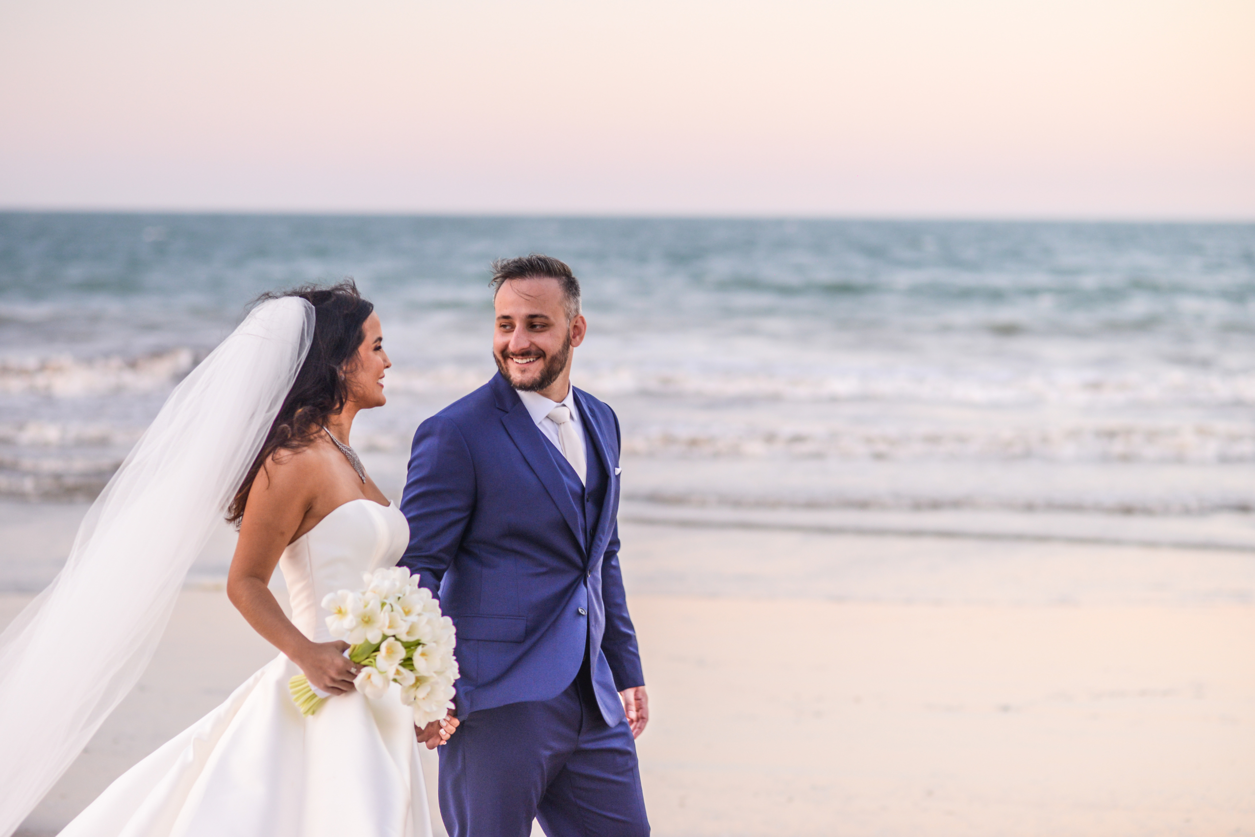 Destination Wedding a beira-mar em Búzios: Céu azul, clima tropical e muita emoção | Foto: Emiliano Féo Fotoarte