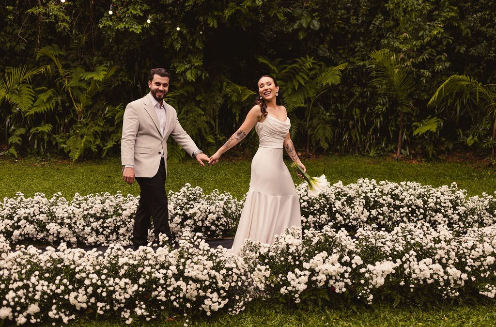 Cerimônia de casamento no campo: Chuva, flores e um clima romântico para celebrar o amor