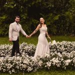 Cerimônia de casamento no campo: Chuva, flores e um clima romântico para celebrar o amor | Foto: Gi Petrocelli