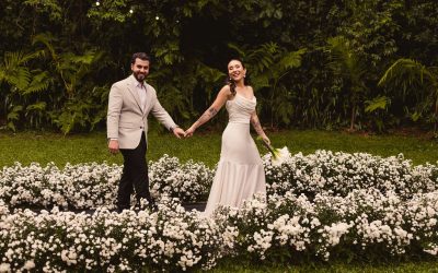 Cerimônia de casamento no campo: Chuva, flores e um clima romântico para celebrar o amor