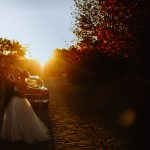 Casal abraçado em meio ao pôr do sol | Foto: Renan Radici Fotografia