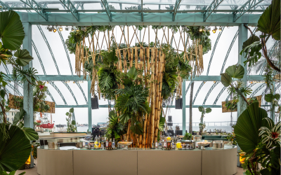 Cerimônia com vista para o mar recebe decoração tropical chique assinada por Daniel Cruz, com trama de bambu e proposta botânica