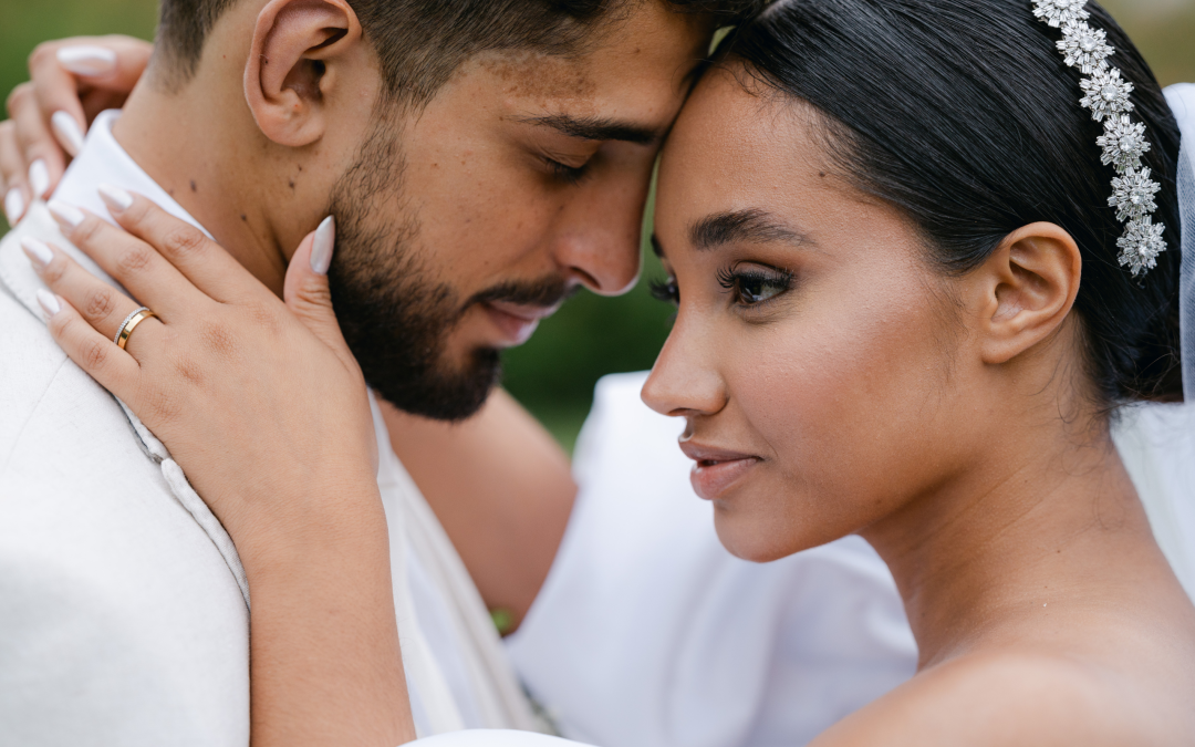 Entre flores e memórias: Um casamento que contou uma história de amor com túnel do tempo