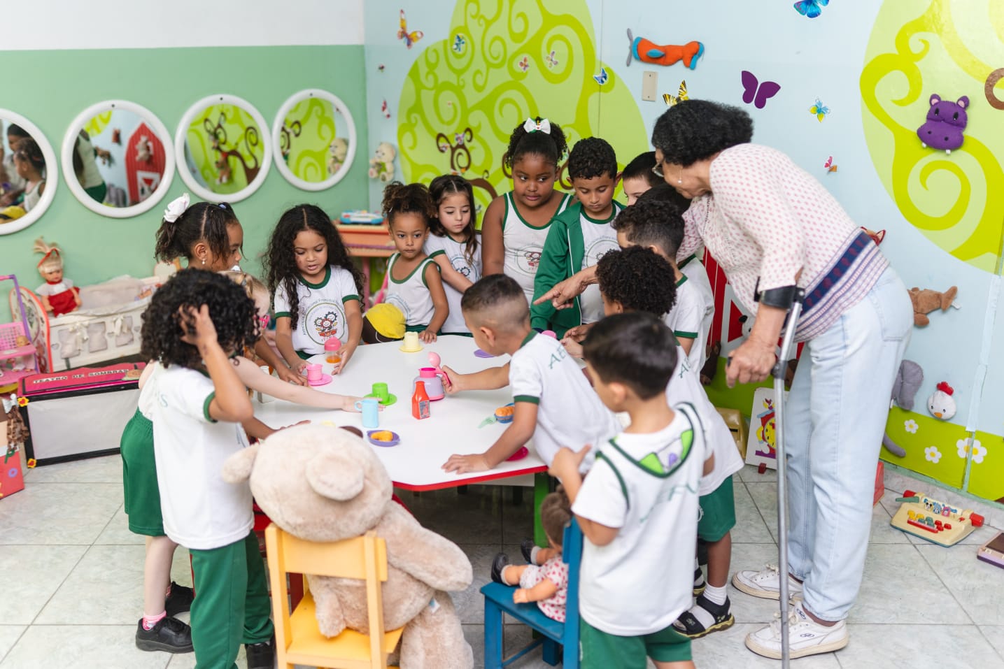 Educadora Nubia da Silva ao redor das crianças | Foto: Reprodução