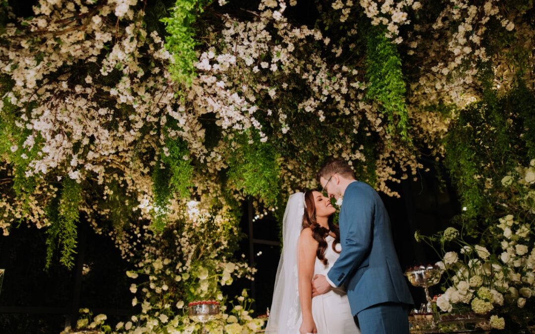 Uma floresta de árvores vivas e flores suspensas foi o pedido dos noivos para o casamento moderno e ao ar livre
