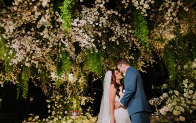 Uma floresta de árvores vivas e flores suspensas foi o pedido dos noivos para o casamento moderno e ao ar livre
