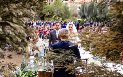Romantismo, elegância e profusão floral para um casamento ao ar livre inspirador