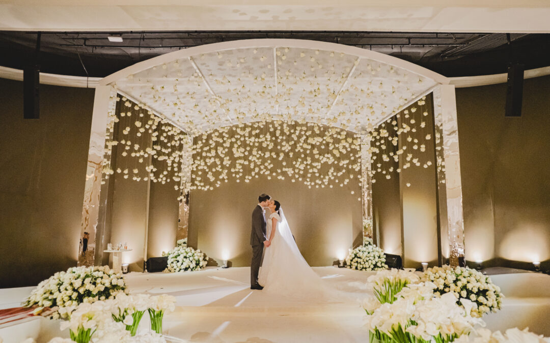 Casamento clássico e contemporâneo para um casal que escolheu o Copacabana Palace como pano de fundo