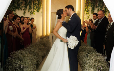 Casamento clássico com paleta em verde e branco e protagonismo floral