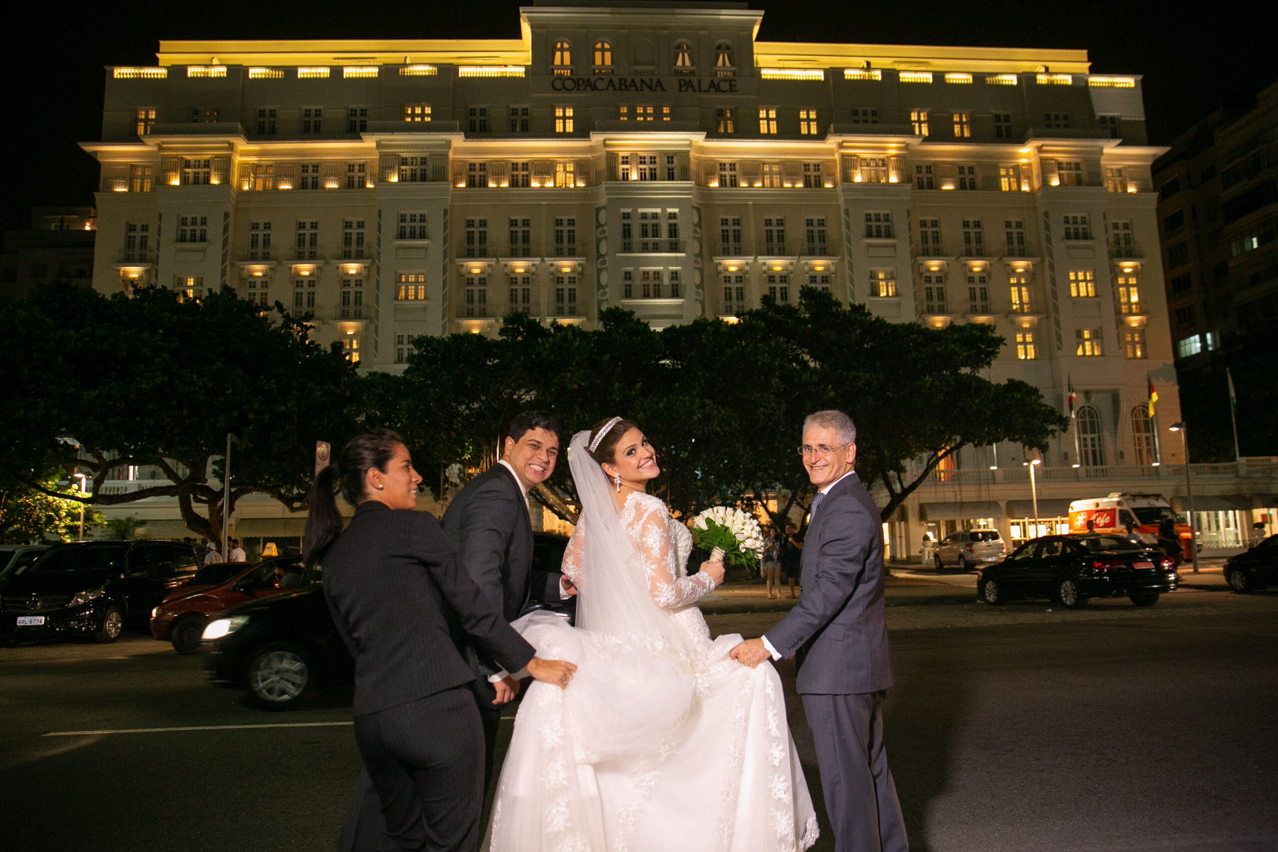 Roberto Cohen e noiva em frente a fachada do Copacabana Palace | Foto: divulgação
