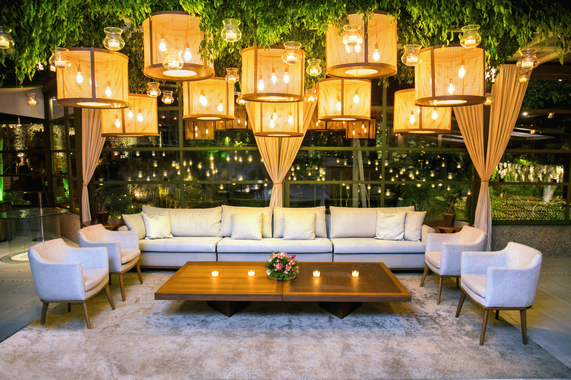 Lounge com lustres suspensos | Foto: AS+ Foto e Filme