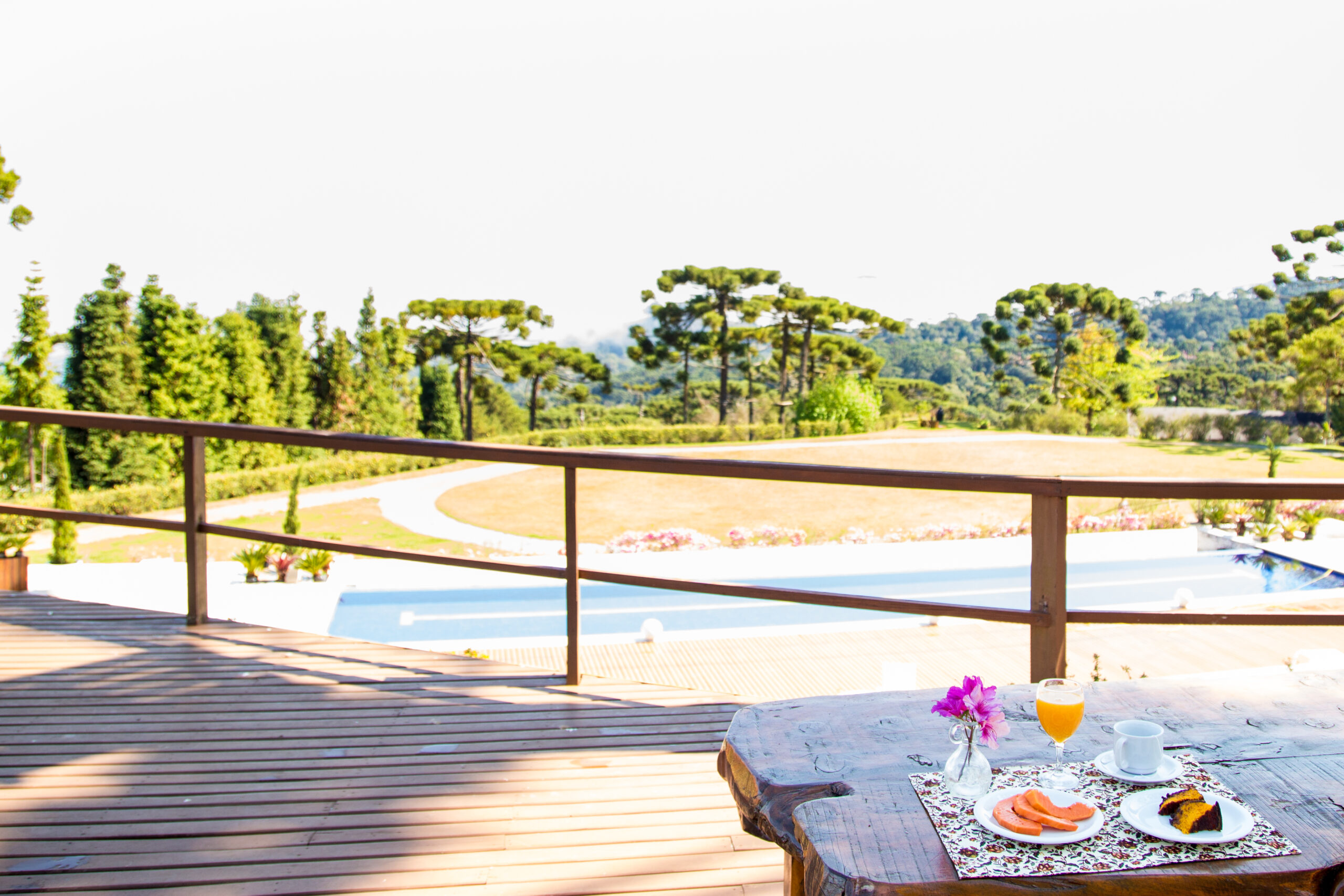 Café da manhã com vista panorâmica para as montanhas | Foto: acervo local