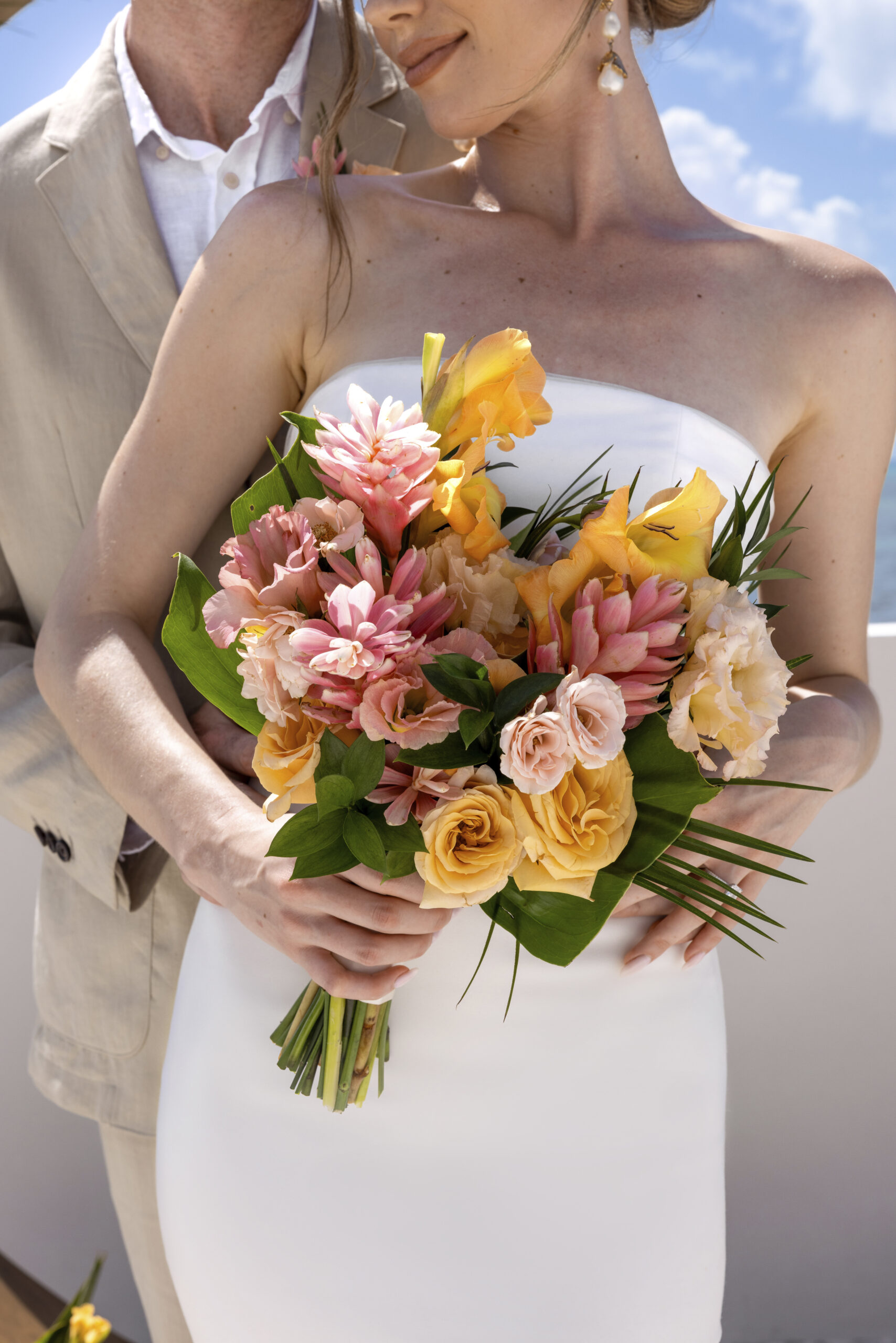 Coleção Sunset: Flores tropicais em tons de rosa e amarelo | Foto: divulgação