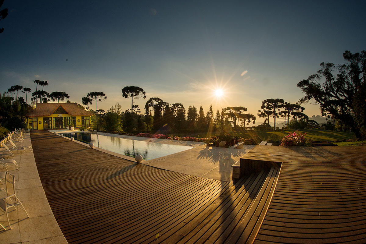 Fim de tarde refletido nas águas da piscina | Foto: acervo local