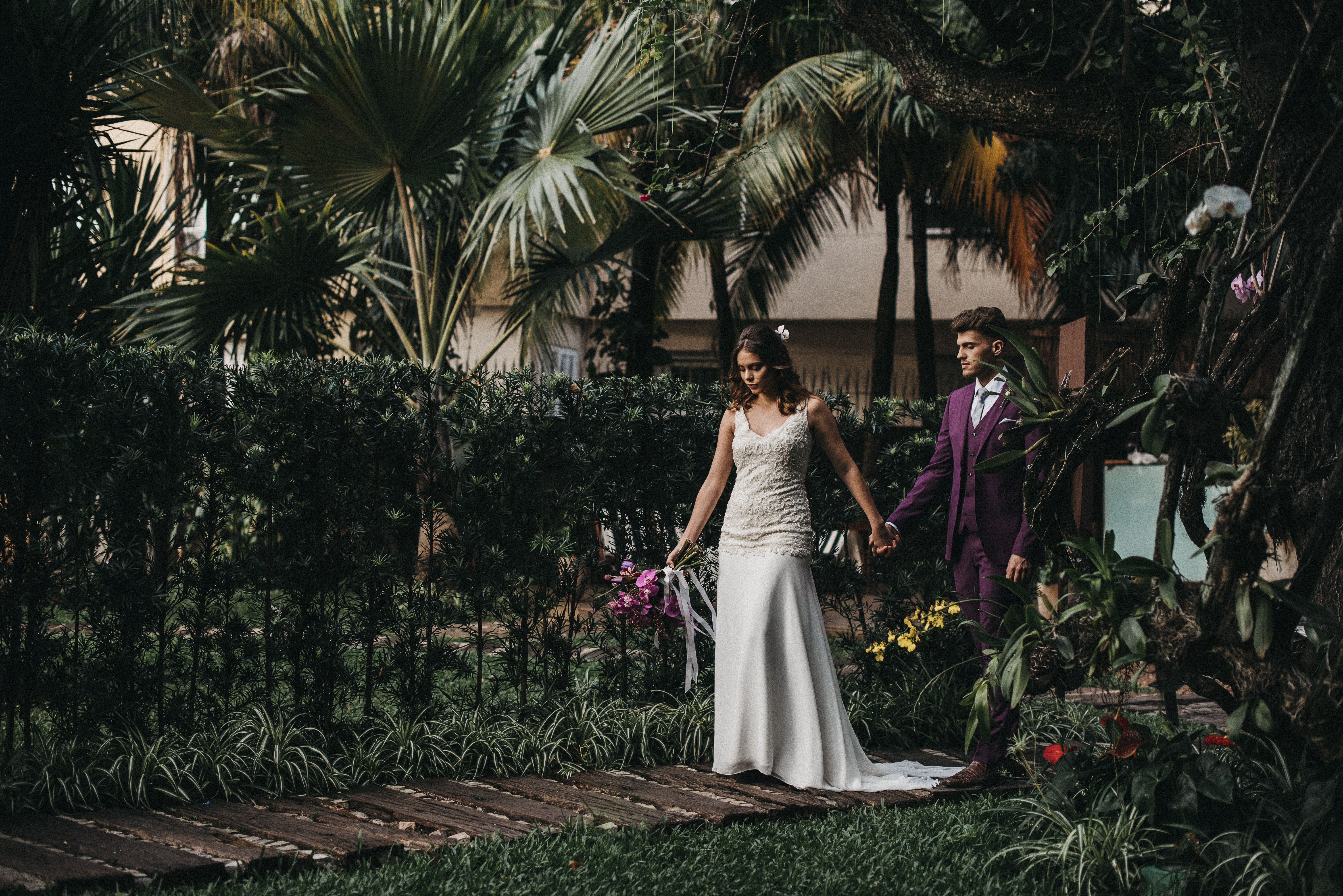 Noivos caminhando pelo jardim | Foto: acervo da marca