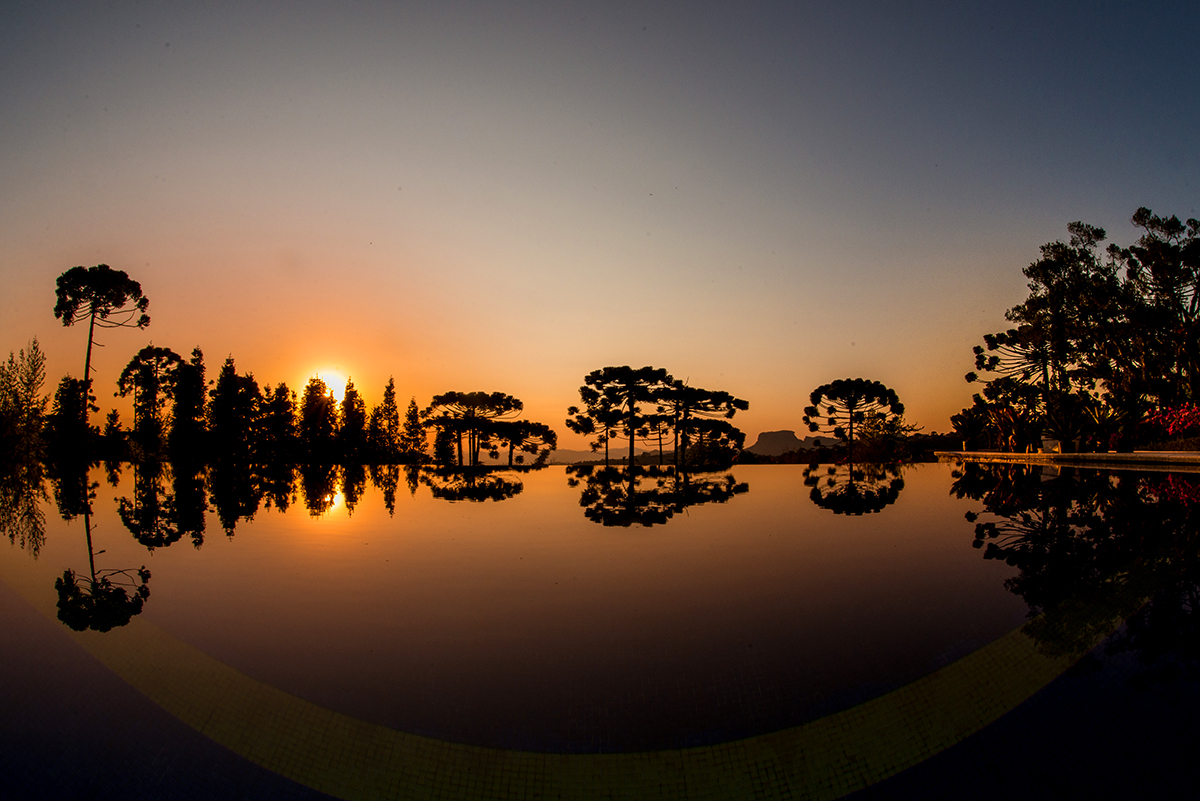 Reflexo do pôr do sol nas águas da piscina | Foto: acervo local