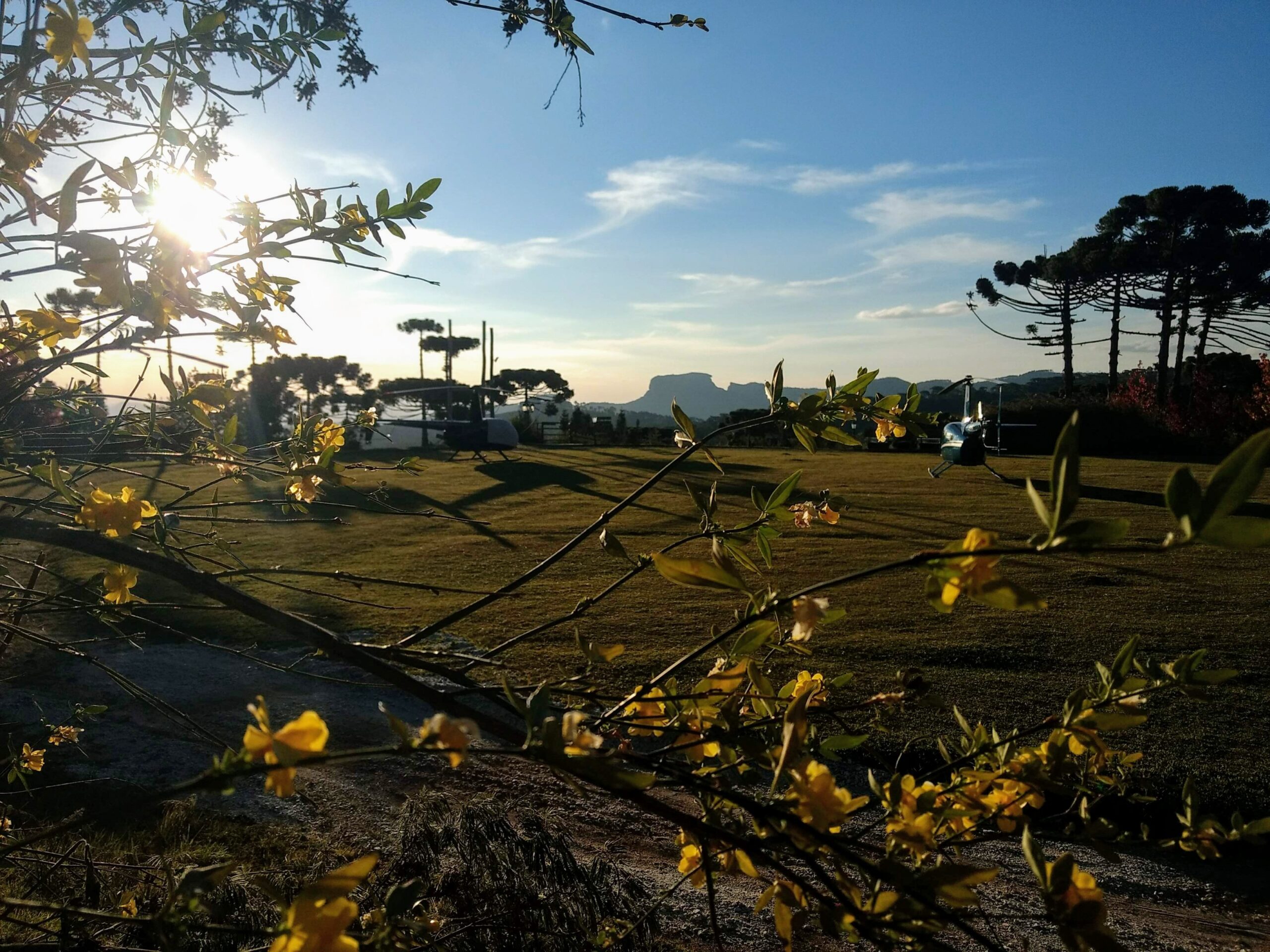 Vista para a pedra do baú ao entardecer | Foto: acervo local