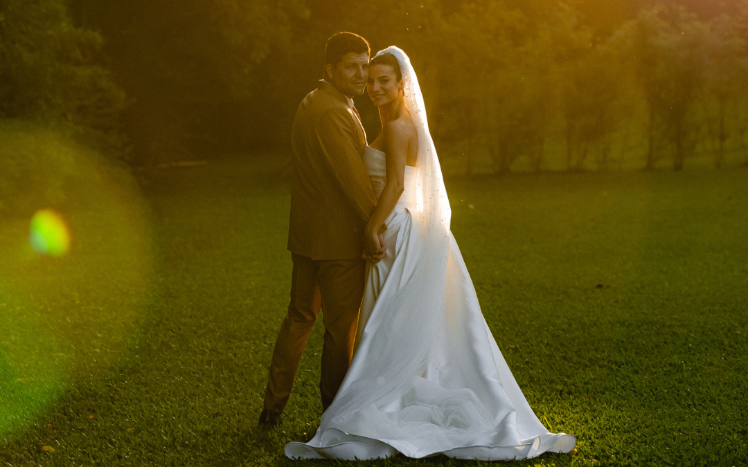 Ao pôr do sol, um momento único acontece: O casamento de Maria Fernanda e Eduardo