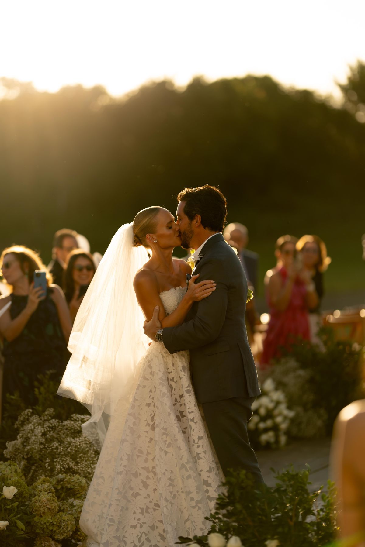 Beijo dos noivos ao pôr do sol | Foto: TocaStudio