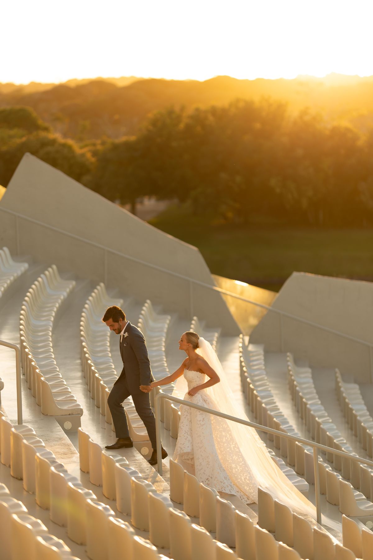 Noivos caminhando ao entardecer | Foto: TocaStudio