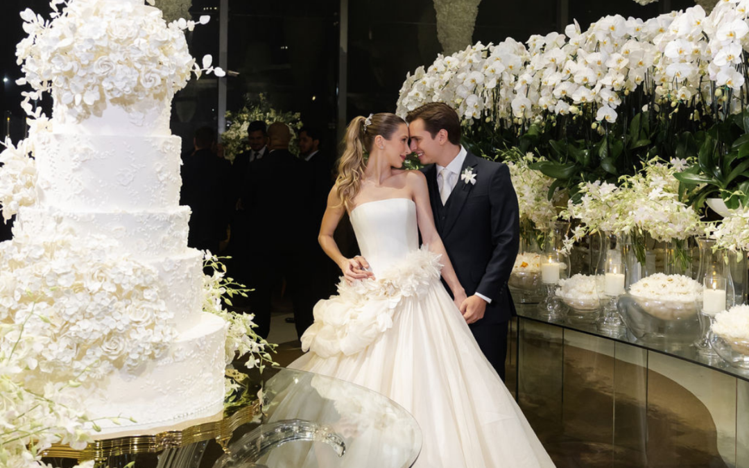 Sob um céu de hortênsias, romantismo e alta-costura assinada por Carlos Bacchi marcam o casamento de Isabela e Danilo