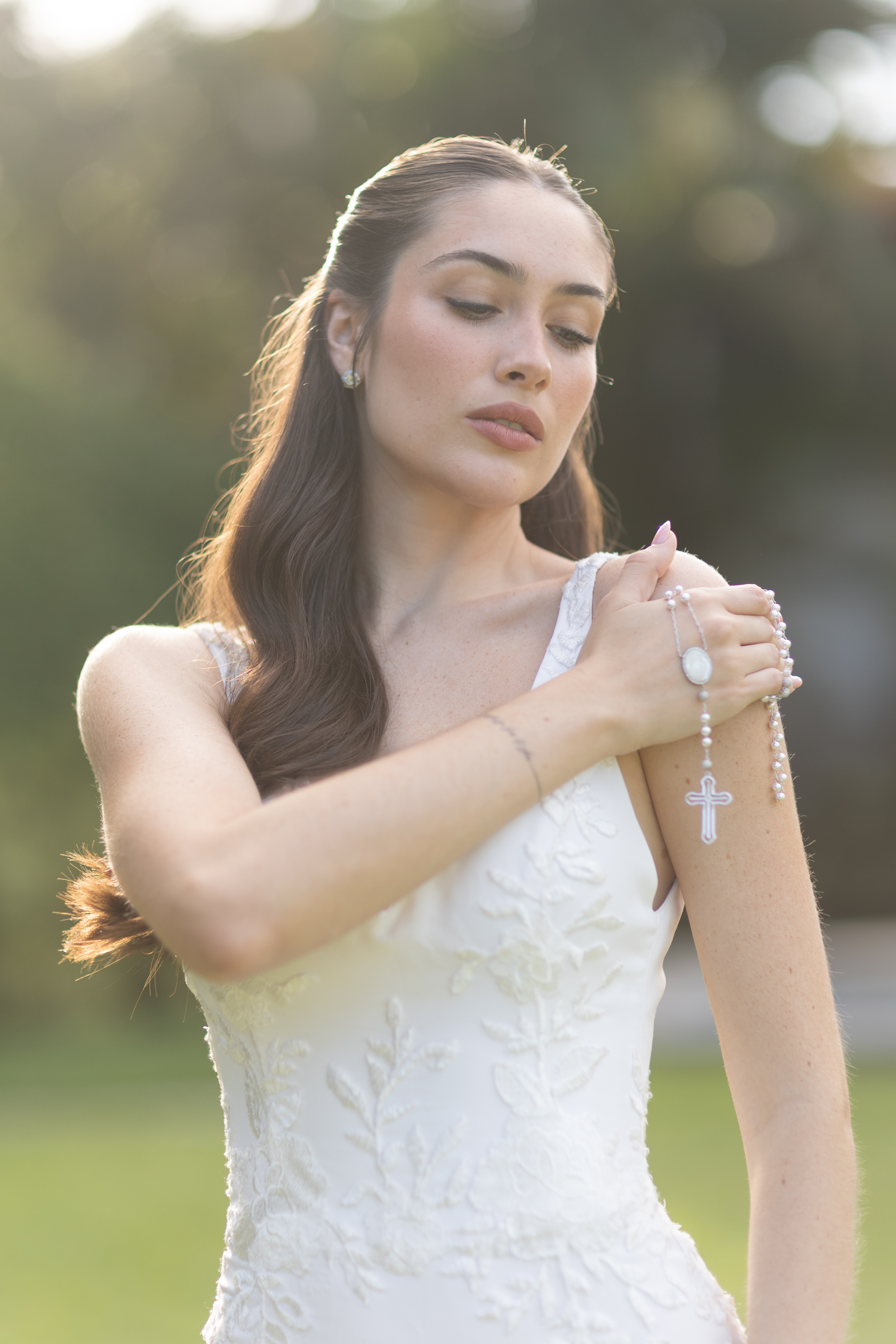Vestido por Atelier Mariana Kuenerz e terços por Maria Fernandes | Foto: Sabrina Vasconcelos