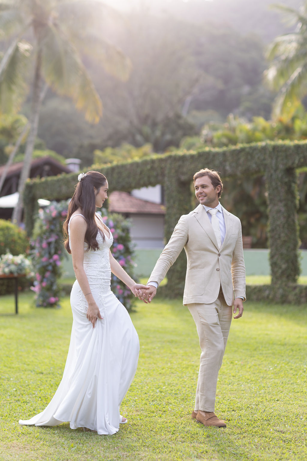 Vestido por Atelier Mariana Kuenerz e terno por Sarto Cavalieri | Foto: Sabrina Vasconcelos