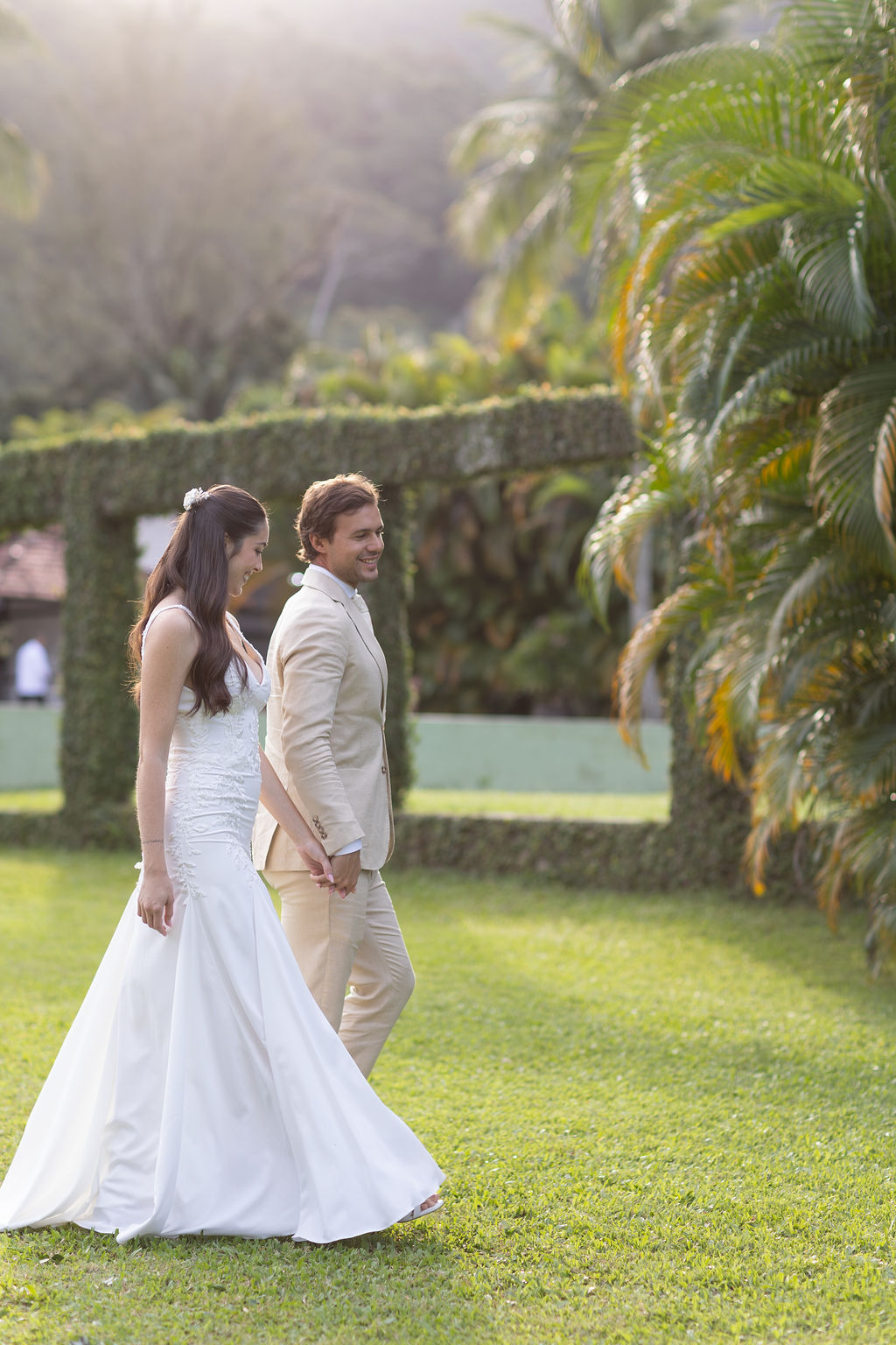 Vestido por Atelier Mariana Kuenerz e terno por Sarto Cavalieri | Foto: Sabrina Vasconcelos