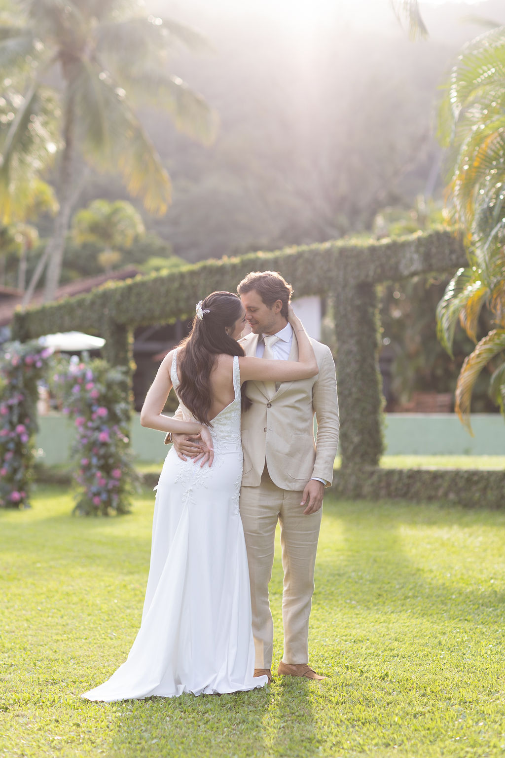 Vestido por Atelier Mariana Kuenerz e terno por Sarto Cavalieri | Foto: Sabrina Vasconcelos