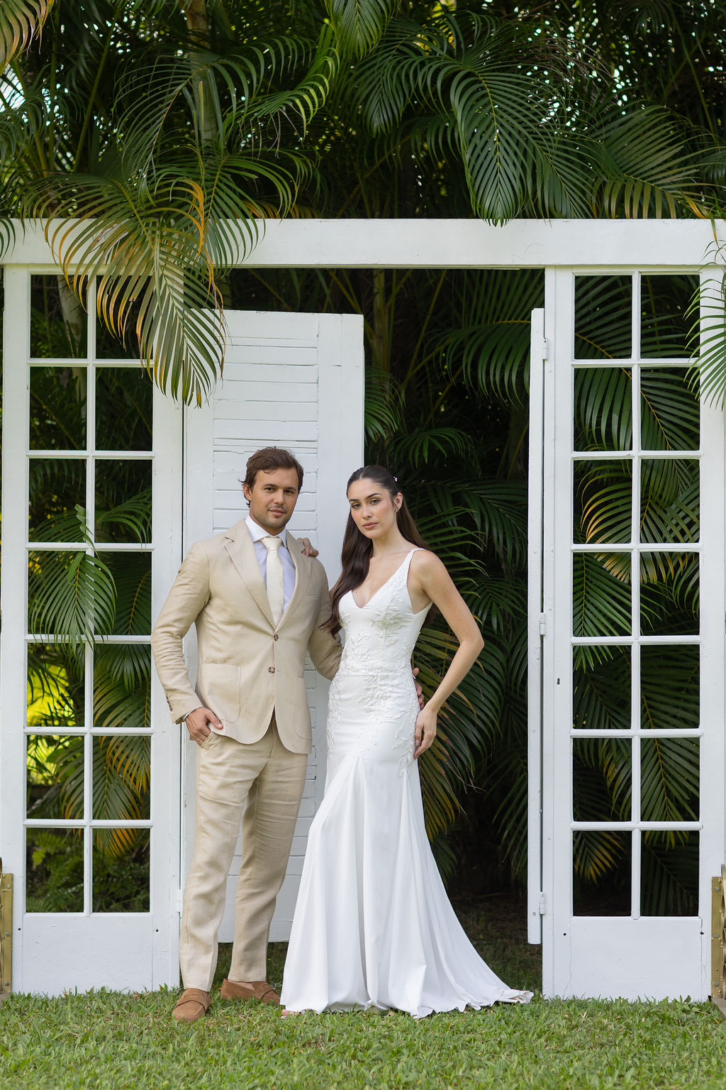 Vestido por Atelier Mariana Kuenerz e terno por Sarto Cavalieri | Foto: Sabrina Vasconcelos