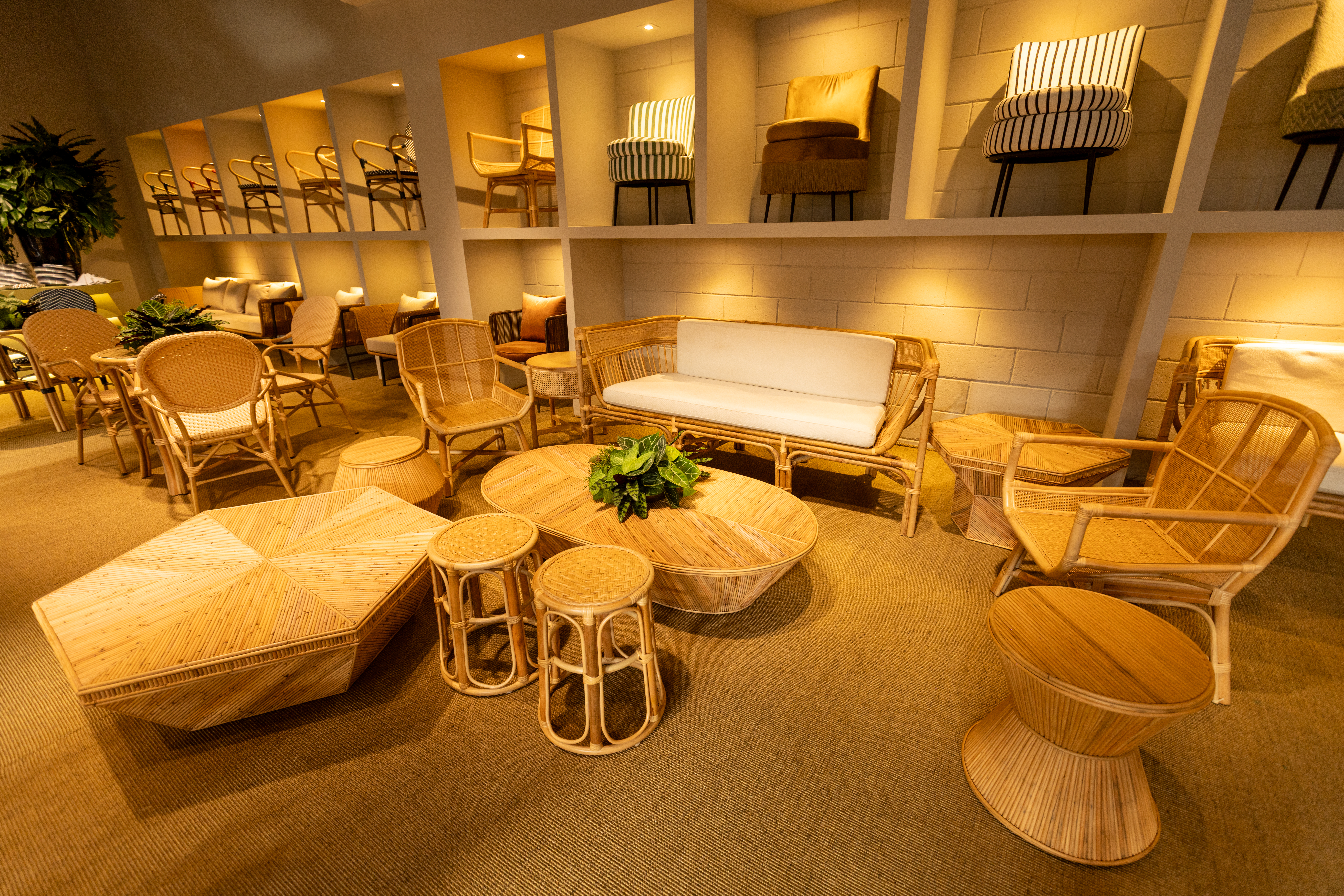 Ambientes decorados que funcionam como vitrines vivas, inspirando decoradores e cerimonialistas com o acervo da Festah. | Foto: John Lennon Fotografia