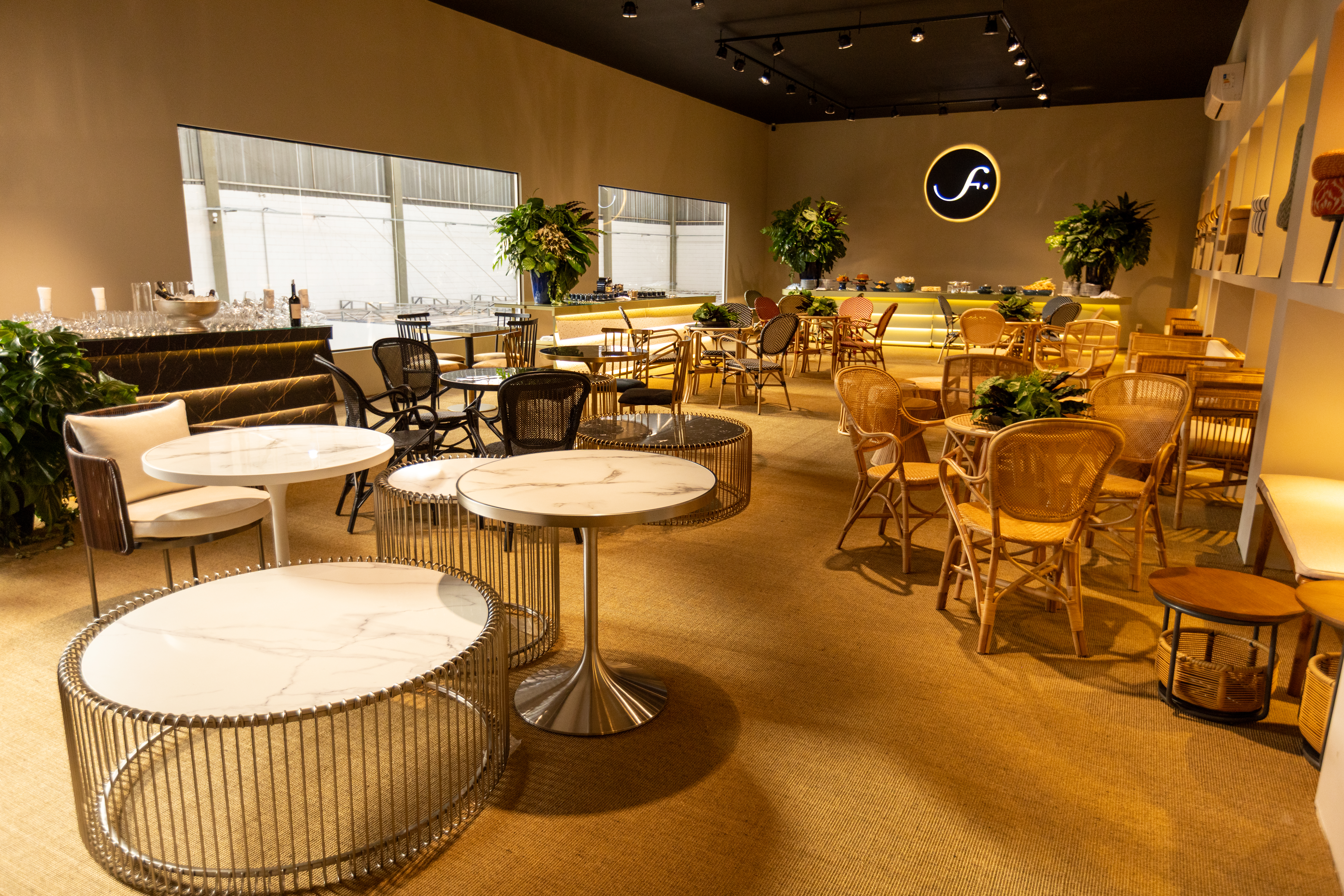 O novo showroom foi projetado para apresentar composições e estilos alinhados às tendências de design de eventos. | Foto: John Lennon Fotografia